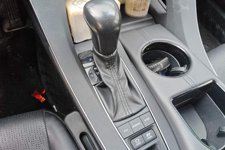 Used Toyota Avalon 2019 Dual-Engine 2.5L Luxury Edition China VI Standard Gear Lever
