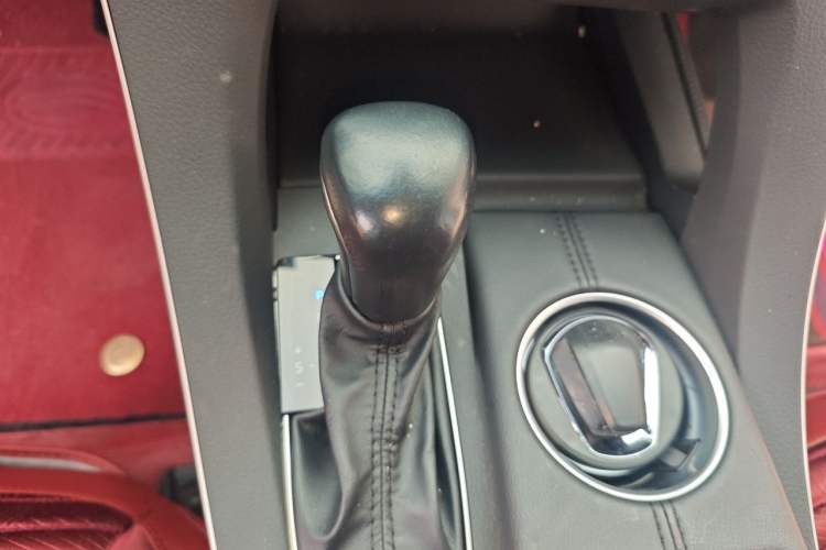 Used Toyota Avalon 2019 Dual-Engine 2.5L XLE Prestige Version China VI Standard Gear Lever