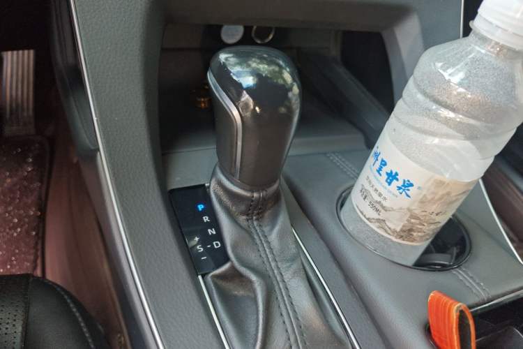 Used Toyota Avalon 2019 Dual-Engine 2.5L Luxury Edition China VI Standard Gear Lever
