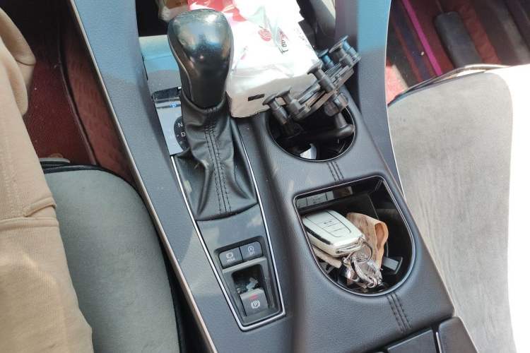 Used Toyota Avalon 2019 2.0L Luxury Edition China VI Standard Gear Lever