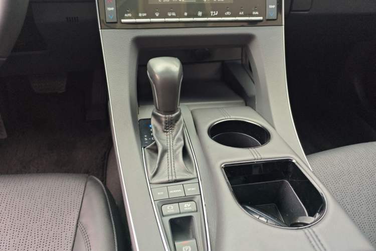 Used Toyota Avalon 2019 Dual-Engine 2.5L Luxury Edition China VI Standard Gear Lever