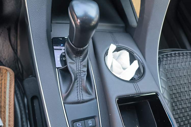 Used Toyota Avalon 2019 2.0L XLE Premium Edition China VI Gear Lever
