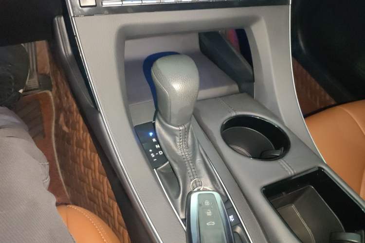 Used Toyota Avalon 2019 2.5L Ambition Version China VI Standard Gear Lever