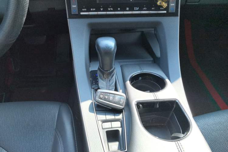 Used Toyota Avalon 2019 Dual-Engine 2.5L Luxury Edition China VI Standard Gear Lever