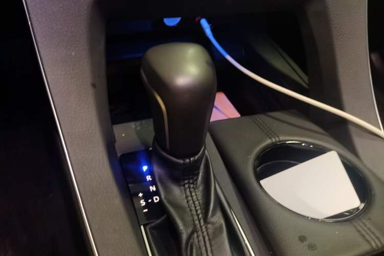 Used Toyota Avalon 2019 Dual-Engine 2.5L Luxury Edition China VI Standard Gear Lever