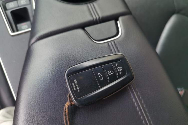 Used Toyota Avalon 2019 Dual-Engine 2.5L Luxury Edition China VI Standard Gear Lever