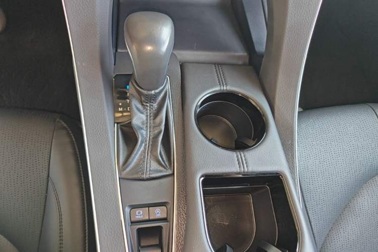 Used Toyota Avalon 2019 2.0L Luxury Edition China VI Standard Gear Lever