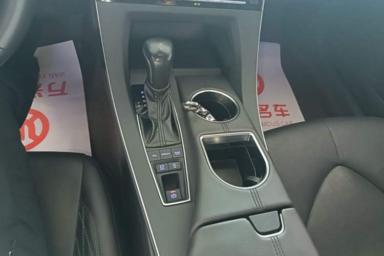 Used Toyota Avalon 2019 2.5L Touring Premium Version China VI Standard Gear Lever