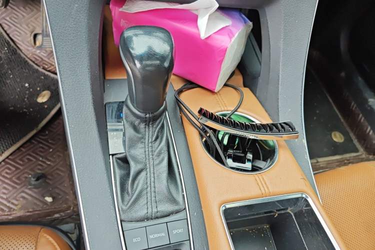 Used Toyota Avalon 2019 Dual-Engine 2.5L Limited Flagship Edition China V Standard Gear Lever