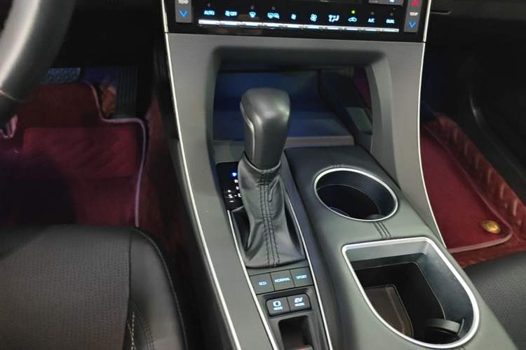 Used Toyota Avalon 2019 Dual-Engine 2.5L XLE Prestige Version China VI Standard Gear Lever