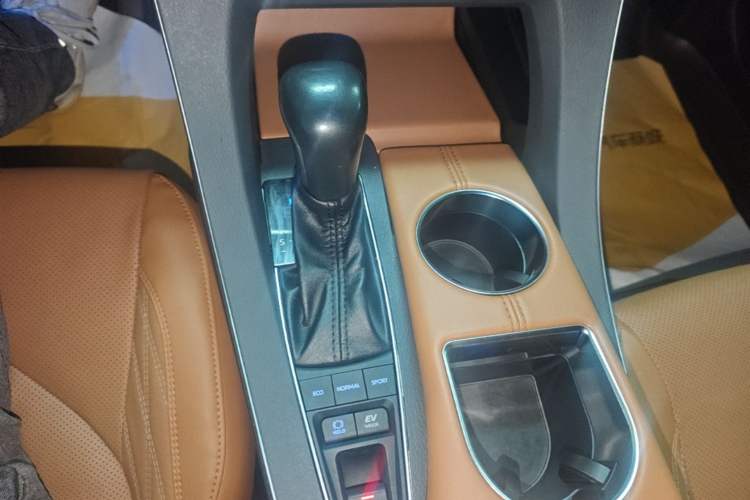 Used Toyota Avalon 2019 Dual-Engine 2.5L Limited Flagship Edition China VI Standard Gear Lever