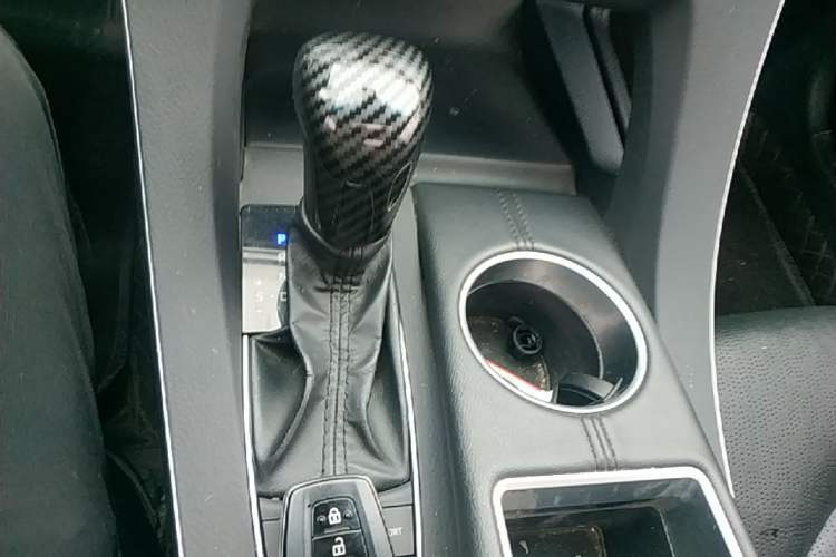 Used Toyota Avalon 2019 Dual-Engine 2.5L XLE Prestige Version China VI Standard Gear Lever
