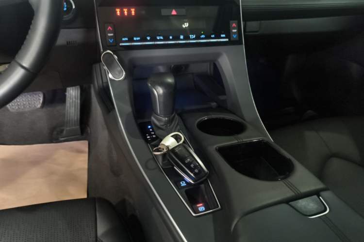 Used Toyota Avalon 2019 2.0L Luxury Edition China VI Standard Gear Lever