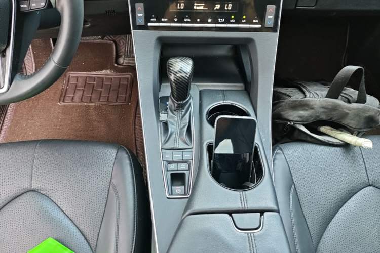 Used Toyota Avalon 2019 Dual-Engine 2.5L Luxury Edition China VI Standard Gear Lever