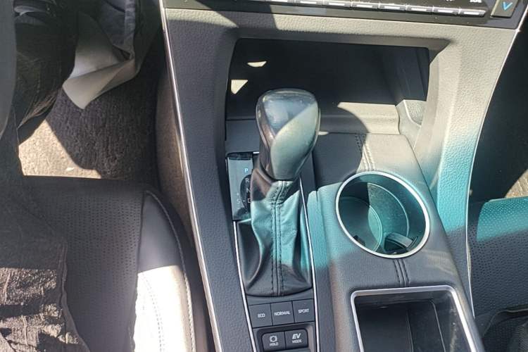 Used Toyota Avalon 2019 Dual-Engine 2.5L XLE Prestige Version China VI Standard Gear Lever