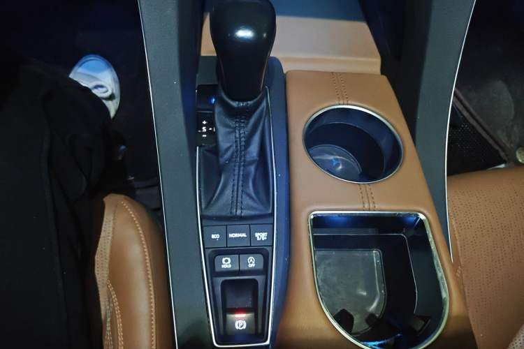 Used Toyota Avalon 2019 2.5L Touring Premium Version China VI Standard Gear Lever