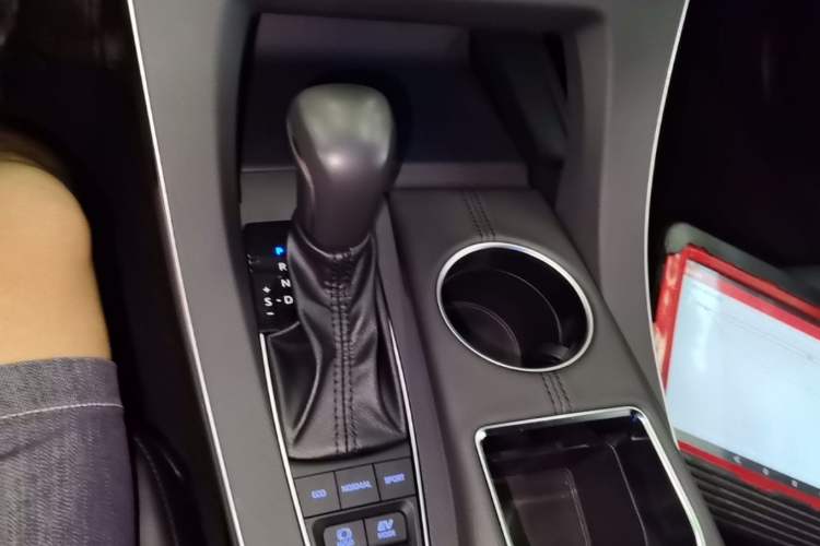 Used Toyota Avalon 2019 Dual-Engine 2.5L XLE Prestige Version China VI Standard Gear Lever