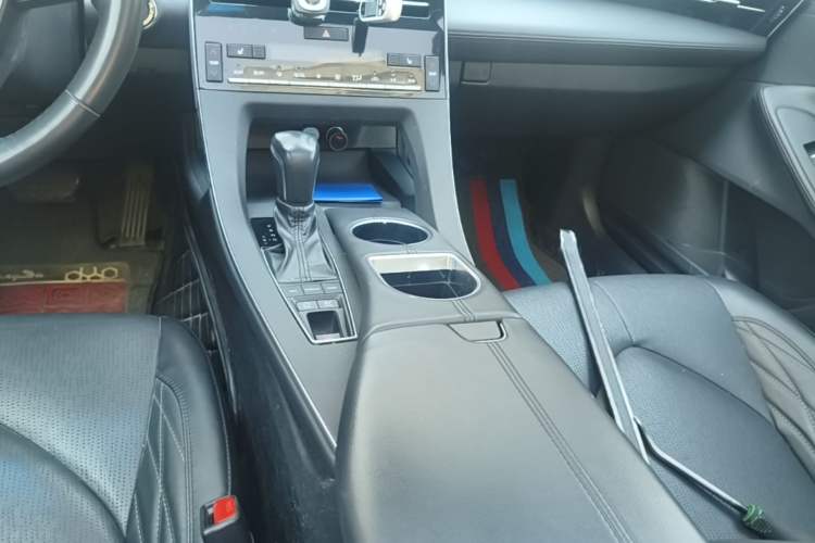 Used Toyota Avalon 2019 Dual-Engine 2.5L XLE Prestige Version China VI Standard Gear Lever