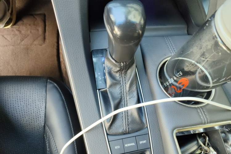 Used Toyota Avalon 2019 Dual-Engine 2.5L XLE Prestige Version China VI Standard Gear Lever