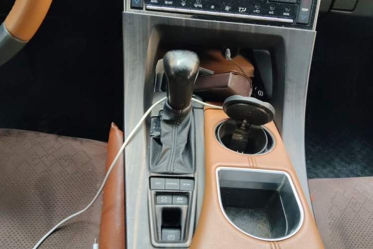Used Toyota Avalon 2019 Dual-Engine 2.5L XLE Prestige Version China VI Standard Gear Lever