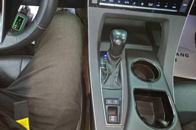 Used Toyota Avalon 2019 2.0L Luxury Edition China VI Standard Gear Lever
