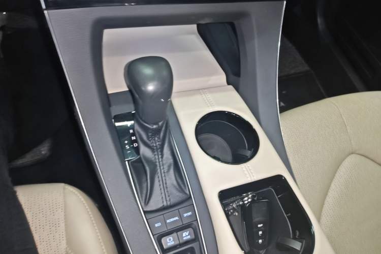 Used Toyota Avalon 2019 Dual-Engine 2.5L Luxury Edition China VI Standard Gear Lever