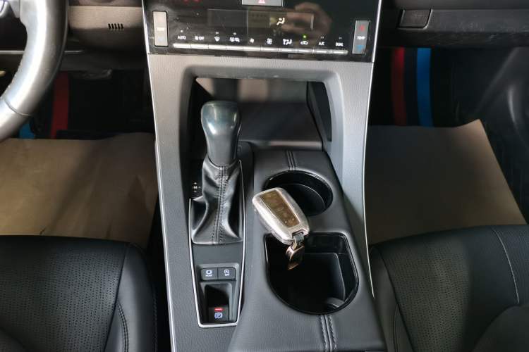 Used Toyota Avalon 2019 2.0L XLE Premium Edition China VI Gear Lever
