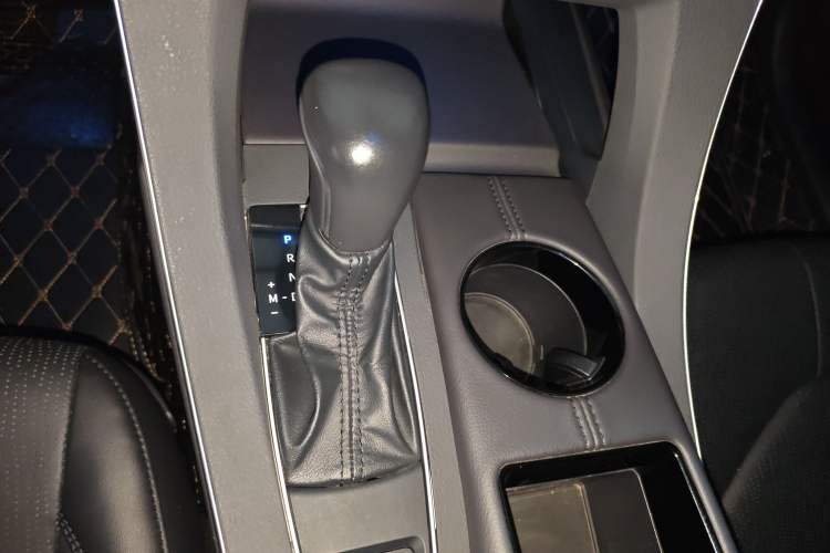 Used Toyota Avalon 2019 2.0L Luxury Edition China VI Standard Gear Lever
