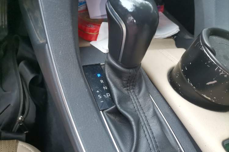 Used Toyota Avalon 2019 Dual-Engine 2.5L Luxury Edition China V Standard Gear Lever