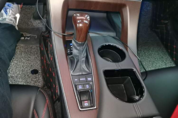 Used Toyota Avalon 2019 2.5L Ambition Version China VI Standard Gear Lever