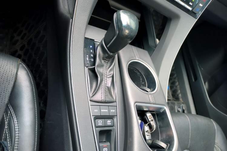 Used Toyota Avalon 2019 Dual-Engine 2.5L XLE Prestige Version China VI Standard Gear Lever