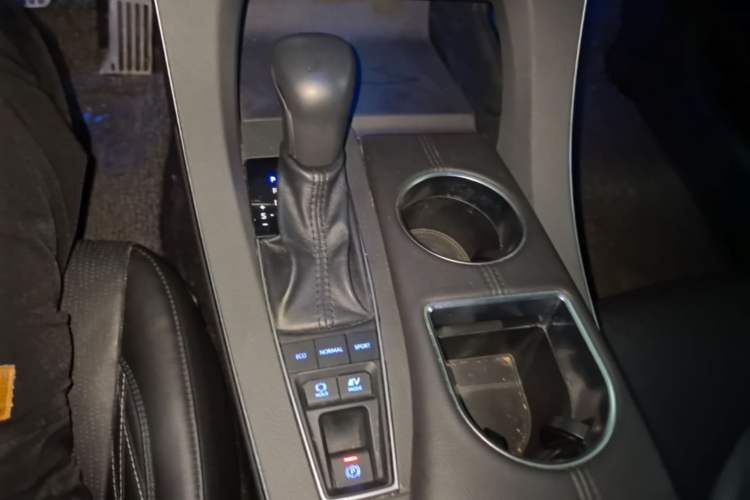 Used Toyota Avalon 2019 Dual-Engine 2.5L XLE Prestige Version China VI Standard Gear Lever