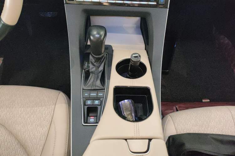 Used Toyota Avalon 2019 Dual-Engine 2.5L Luxury Edition China VI Standard Gear Lever