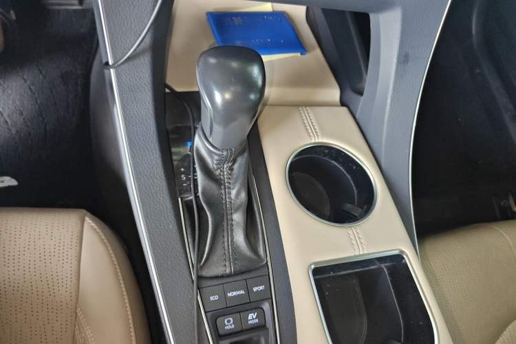 Used Toyota Avalon 2019 Dual-Engine 2.5L XLE Prestige Version China VI Standard Gear Lever