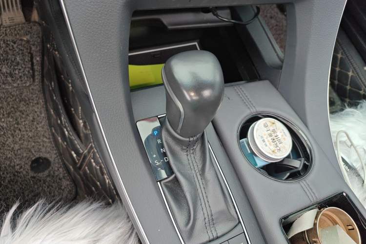 Used Toyota Avalon 2019 Dual-Engine 2.5L Luxury Edition China VI Standard Gear Lever