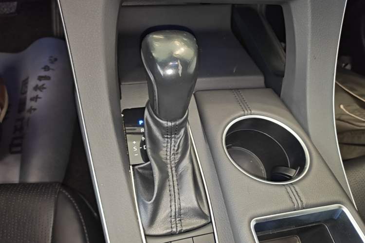 Used Toyota Avalon 2019 Dual-Engine 2.5L XLE Prestige Version China VI Standard Gear Lever