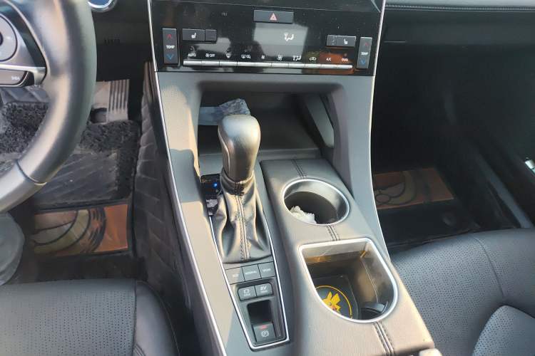 Used Toyota Avalon 2019 Dual-Engine 2.5L XLE Prestige Version China VI Standard Gear Lever