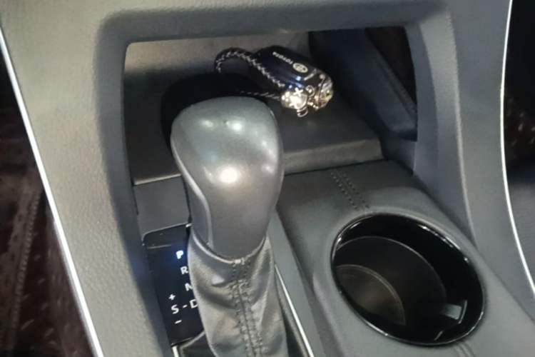 Used Toyota Avalon 2019 Dual-Engine 2.5L Luxury Edition China VI Standard Gear Lever