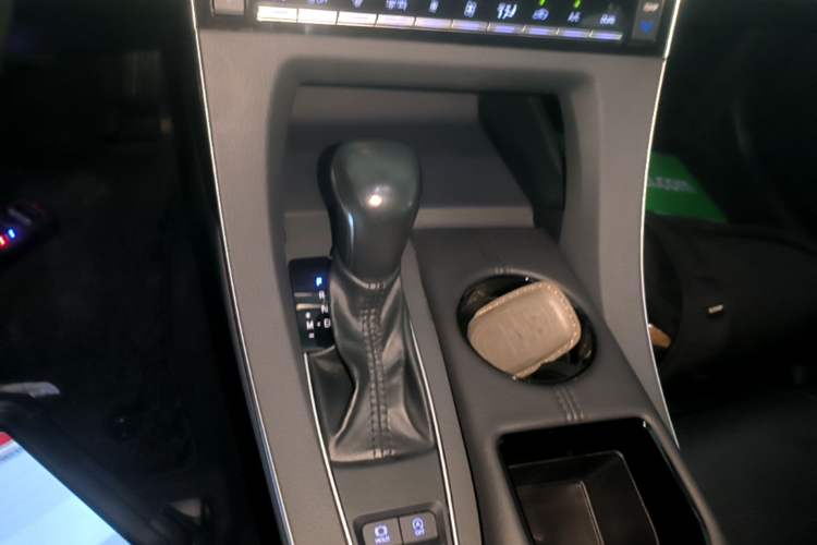 Used Toyota Avalon 2019 2.0L Luxury Edition China VI Standard Gear Lever