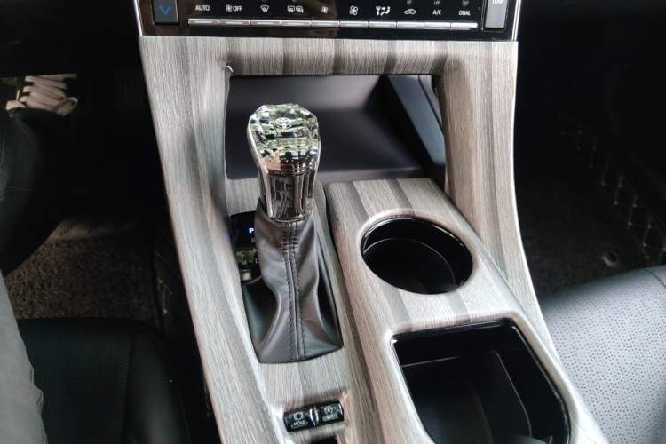 Used Toyota Avalon 2019 2.0L Luxury Edition China VI Standard Gear Lever