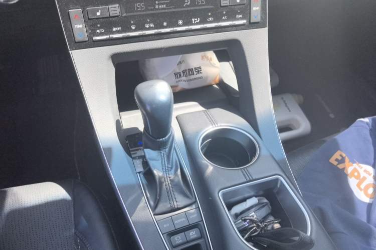 Used Toyota Avalon 2019 Dual-Engine 2.5L XLE Prestige Version China VI Standard Gear Lever