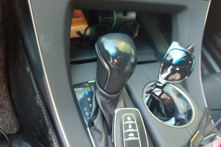 Used Toyota Avalon 2019 Dual-Engine 2.5L XLE Prestige Version China VI Standard Gear Lever
