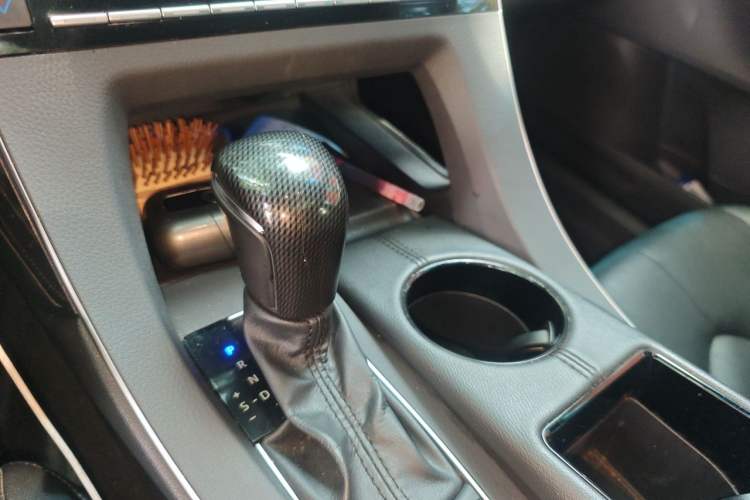 Used Toyota Avalon 2019 Dual-Engine 2.5L Luxury Edition China VI Standard Gear Lever