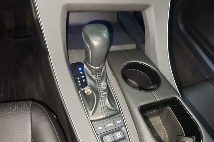 Used Toyota Avalon 2019 Dual-Engine 2.5L Luxury Edition China VI Standard Gear Lever