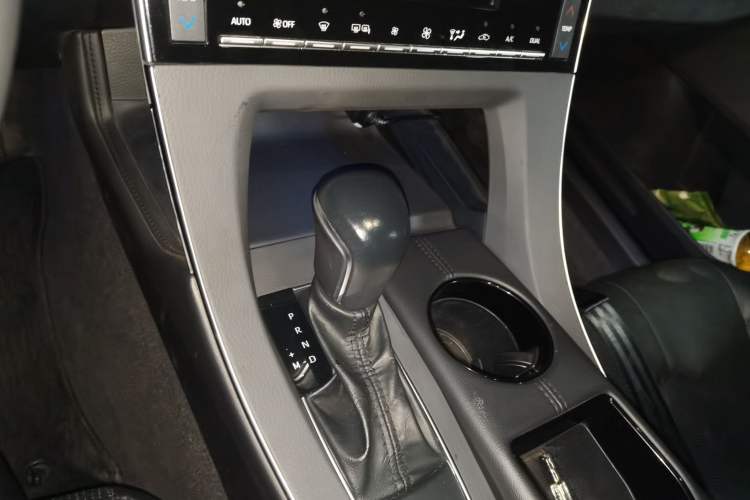 Used Toyota Avalon 2019 2.0L Luxury Edition China VI Standard Gear Lever