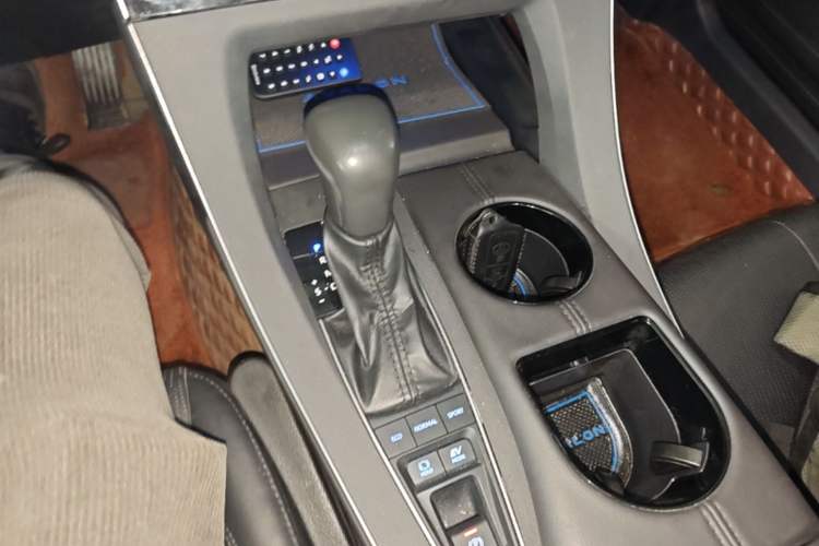 Used Toyota Avalon 2019 Dual-Engine 2.5L Luxury Edition China VI Standard Gear Lever