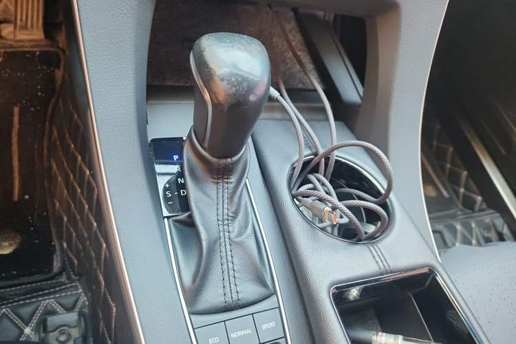 Used Toyota Avalon 2019 Dual-Engine 2.5L Luxury Edition China VI Standard Gear Lever