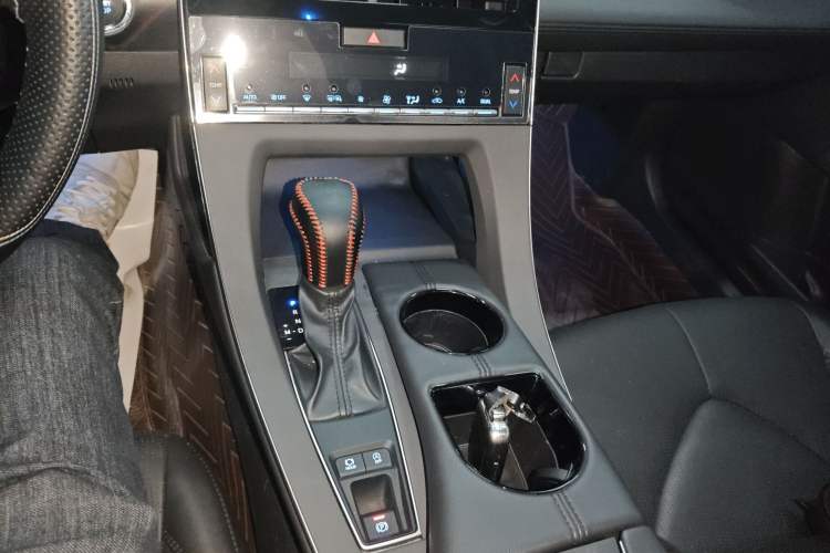 Used Toyota Avalon 2019 2.0L Luxury Edition China VI Standard Gear Lever