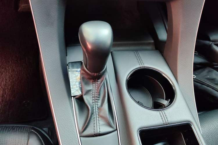Used Toyota Avalon 2019 2.0L Luxury Edition China VI Standard Gear Lever