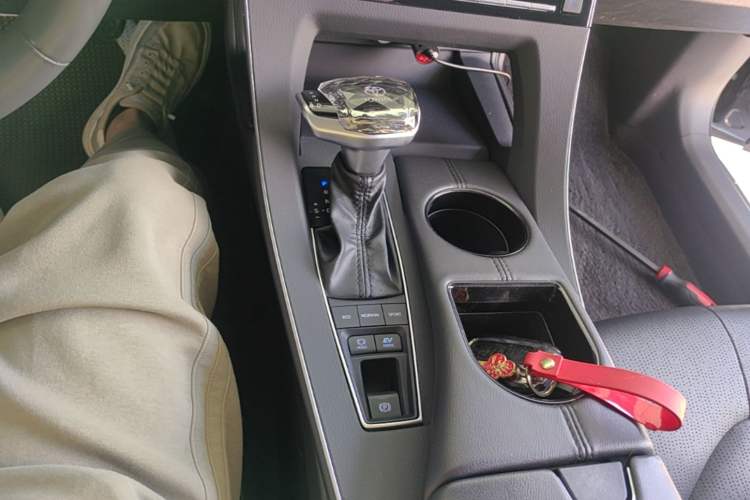 Used Toyota Avalon 2019 Dual-Engine 2.5L Luxury Edition China VI Standard Gear Lever